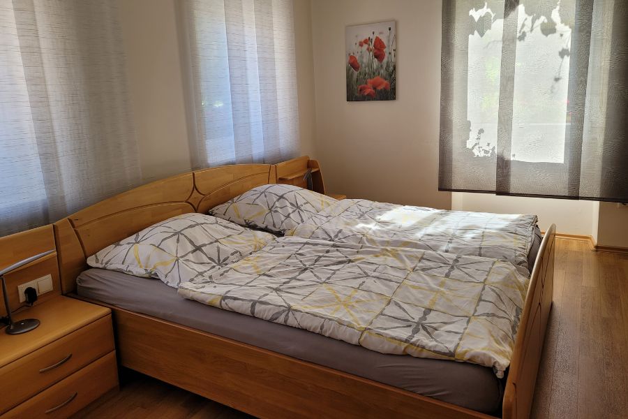 weingut-groß-ferienwohnung-betten-schlafzimmer